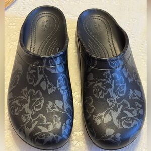 Crocs Sloane Graphic Clog Floral Rose Size 8 W comfort